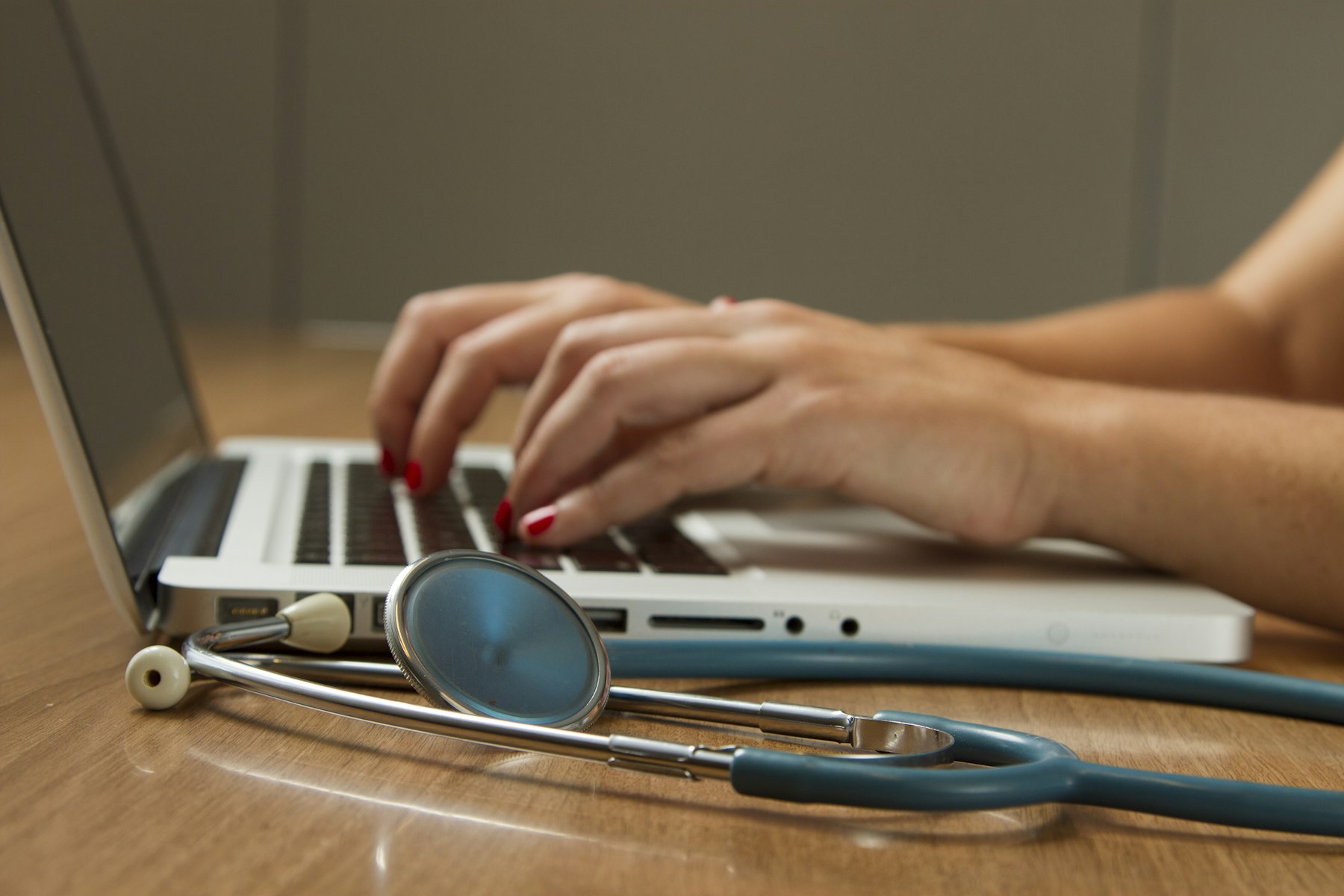 Atendimento de teleconsulta com profissional de saúde